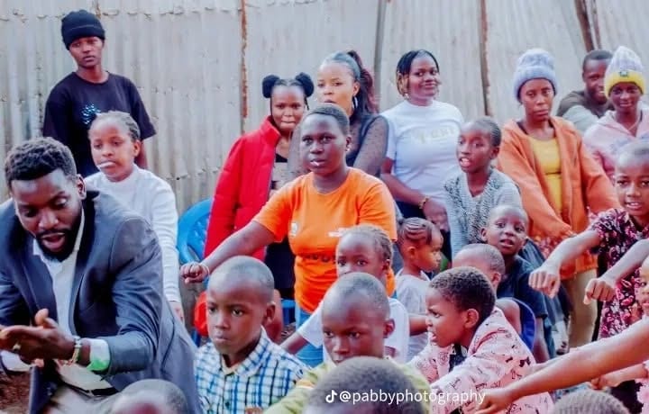 A mentor addressing children and youth at the centre